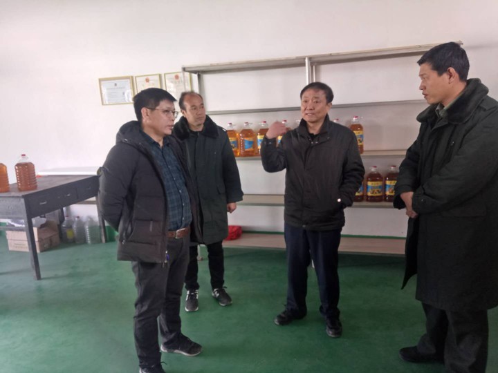 【一线传真】三门峡职业技术学院领导到桐木沟村帮助解决集体产业和农产品销售难题